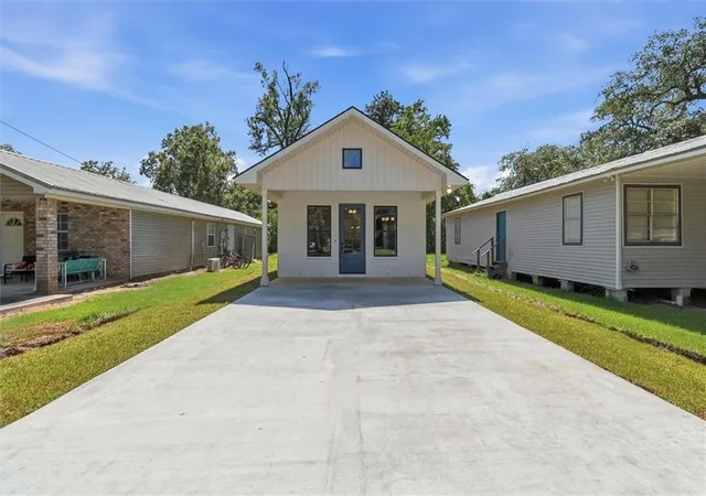 Photo 2 of Single family home for sale at 657 S 2nd Street, Ponchatoula, LA 70454 | MLS# 2565461 | Listing updated on 2026-08-13
