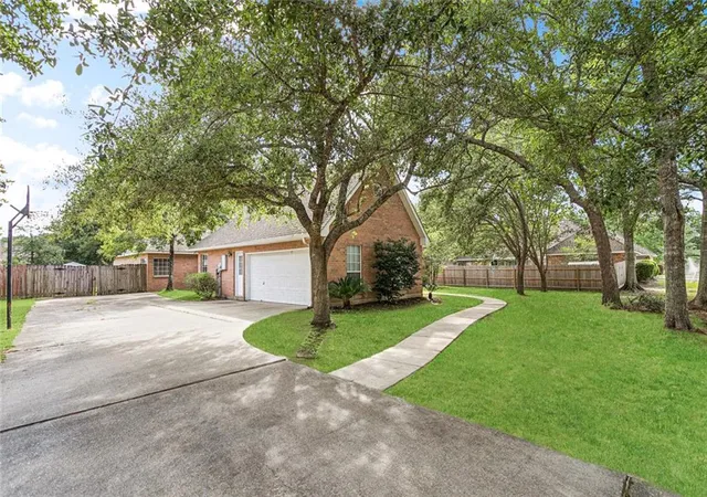 Photo 2 of Single family home for sale at 200 Leeds Dr, Slidell, LA 70461 | MLS# 2565640 | Listing updated on 2026-08-25