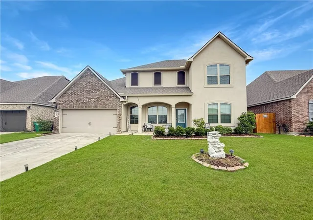 Photo 1 of Single family home for sale at 587 Lakeshore Village E, Slidell, LA 70461 | MLS# 2565616 | Listing updated on 2026-08-20
