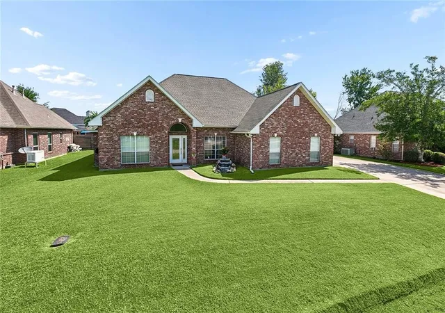 Photo 2 of Single family home for sale at 556 Cypress Dr, Luling, LA 70070 | MLS# 2565294 | Listing updated on 2026-08-17