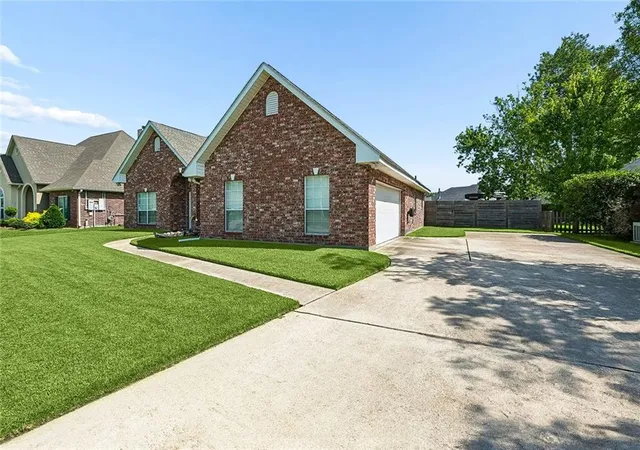 Photo 3 of Single family home for sale at 556 Cypress Dr, Luling, LA 70070 | MLS# 2565294 | Listing updated on 2026-08-17