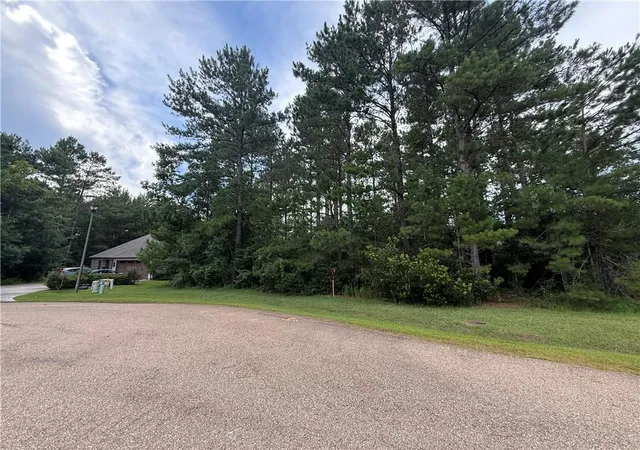 Photo 3 of Sale Pending at 320 Beebalm Cir, Covington, LA 70435 | MLS# 2565927 | Listing updated on 2026-08-21