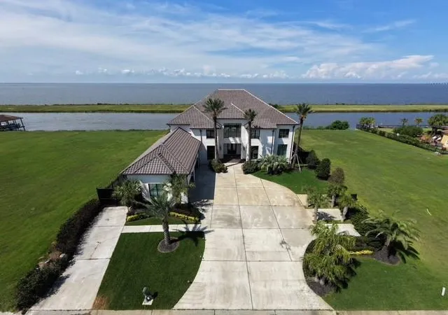 Photo 4 of Single family home for sale at 1480 Lakeshore Blvd, Slidell, LA 70461 | MLS# 2566749 | Listing updated on 2026-10-05