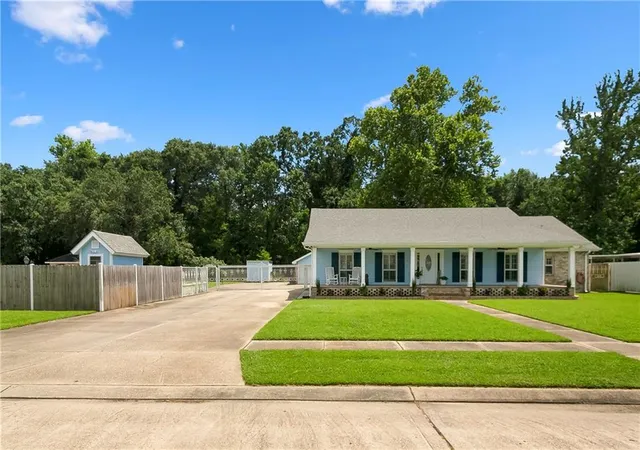 2nd image of 908 South Lake Ct, Violet, LA 70092 | MLS# 2566879