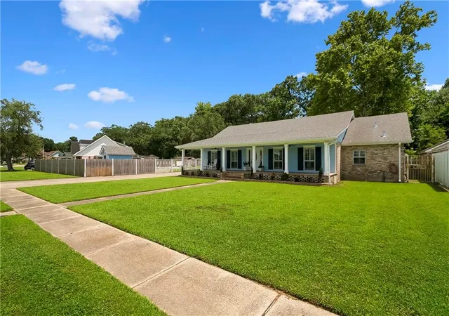 3rd image of 908 South Lake Ct, Violet, LA 70092 | MLS# 2566879