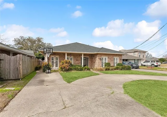 Photo 2 of Single family home for sale at 5016 Wilson Dr, Metairie, LA 70003 | MLS# 2566995 | Listing updated on 2026-08-23