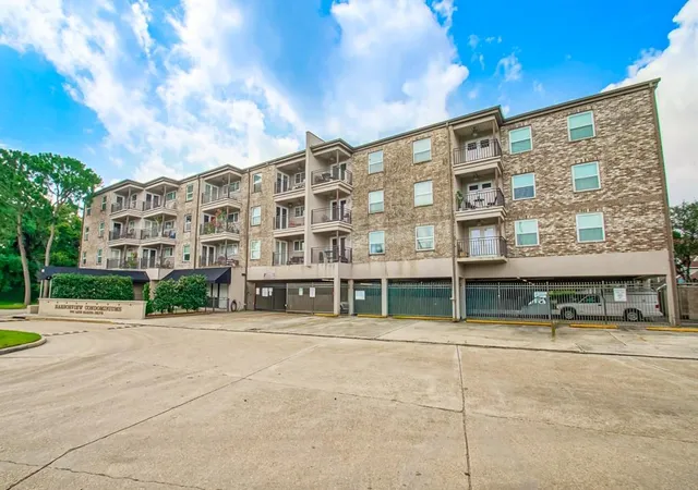 Photo 2 of Condo for sale at 500 Lake Marina Dr #420, New Orleans, LA 70124 | MLS# 2558930 | Listing updated on 2026-08-16
