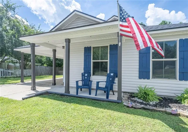 Photo 2 of Sale Pending at 27074 Cabo Cvs Dr, Ponchatoula, LA 70454 | MLS# 2567404 | Listing updated on 2026-08-12