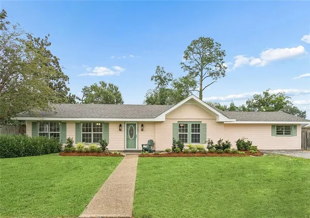 1st image of 400 S 4th St, Ponchatoula, LA 70454 | MLS# 2566275