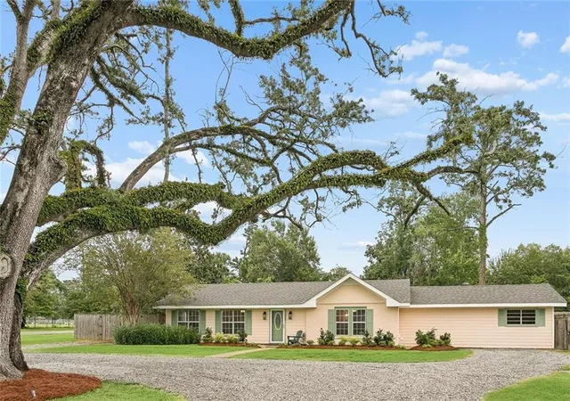 2nd image of 400 S 4th St, Ponchatoula, LA 70454 | MLS# 2566275