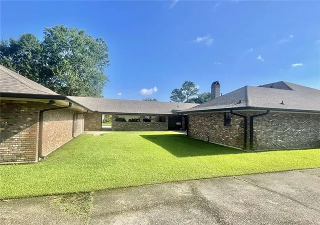 Photo 3 of Single family home for sale at 3532 N Bahin Ct, Baton Rouge, LA 70816 | MLS# 2567623 | Listing updated on 2026-08-24