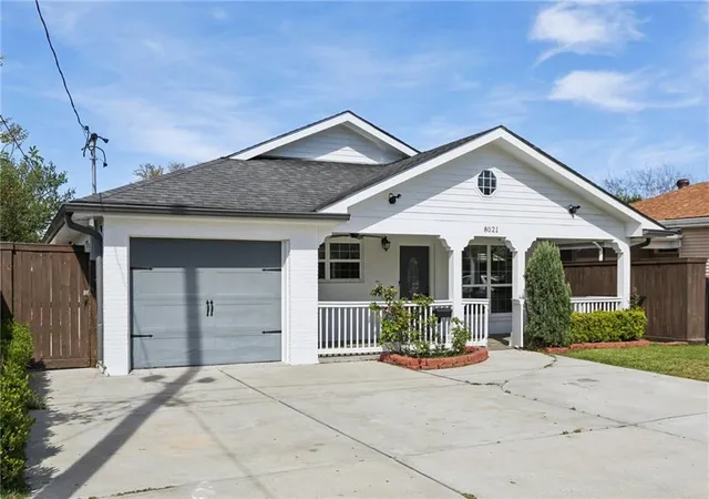 Photo 2 of Single family home for sale at 8021 Versailles St, Metairie, LA 70003 | MLS# 2567857 | Listing updated on 2026-08-21