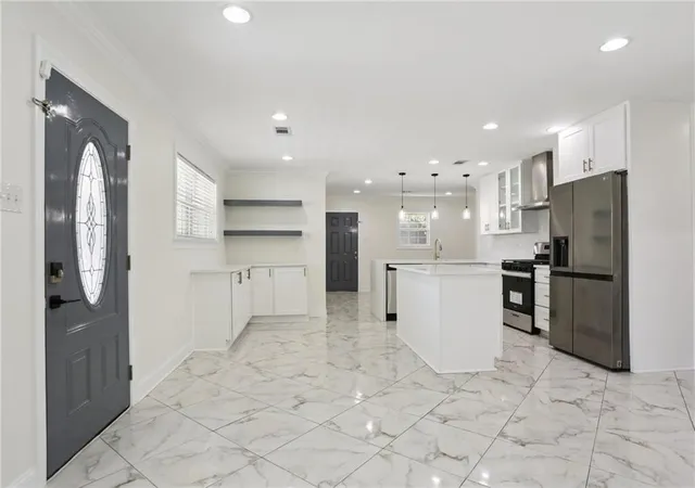 Photo 4 of Single family home for sale at 8021 Versailles St, Metairie, LA 70003 | MLS# 2567857 | Listing updated on 2026-08-21