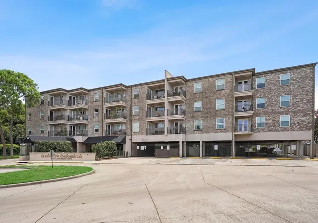 2nd image of 500 Lake Marina Ave, New Orleans, LA 70124