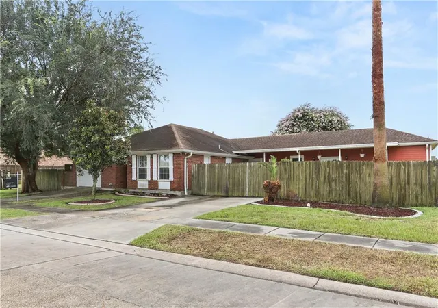 2nd image of 8320 Sabre Dr, Chalmette, LA 70043 | MLS# 2568056