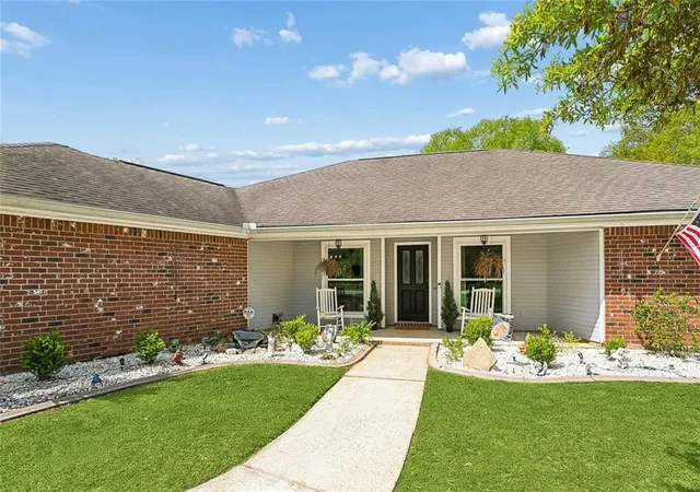 2nd image of 150 Frenchmen Dr, Mandeville, LA 70448 | MLS# 2568004
