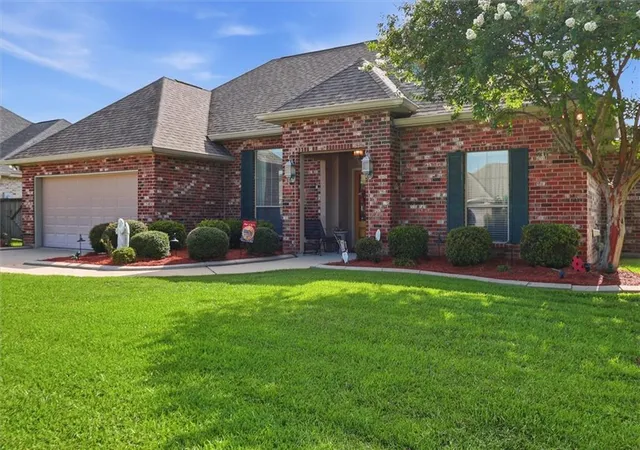 Photo 2 of Single family home for sale at 113 Churchill Dr, Madisonville, LA 70447 | MLS# 2566168 | Listing updated on 2026-08-22