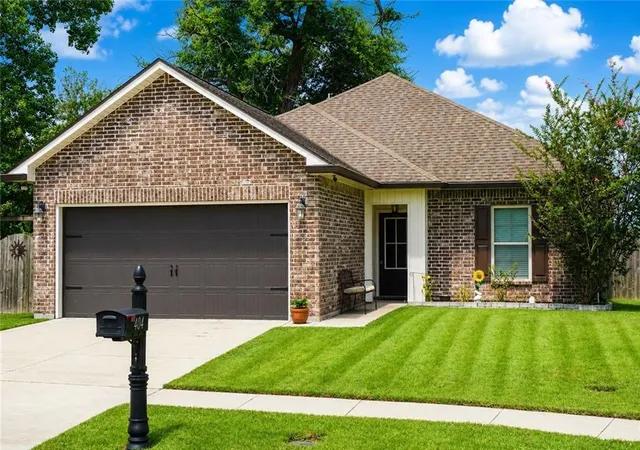 Photo 1 of Sale Pending at 404 Ashton Oaks Ln, Luling, LA 70070 | MLS# 2564925 | Listing updated on 2026-08-20