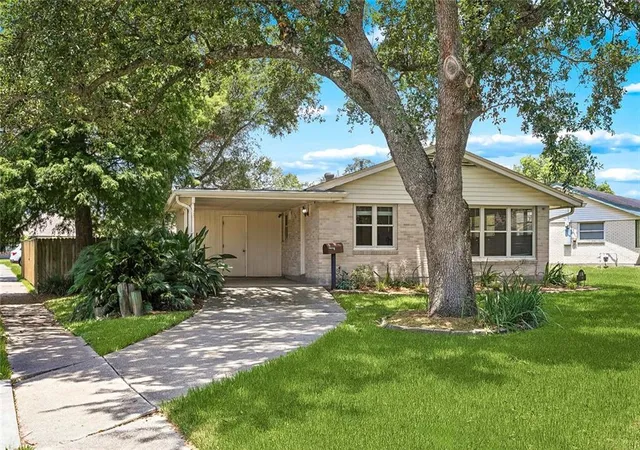 Photo 2 of Single family home for sale at 3000 Green Acres Rd, Metairie, LA 70003 | MLS# 2564921 | Listing updated on 2026-08-23