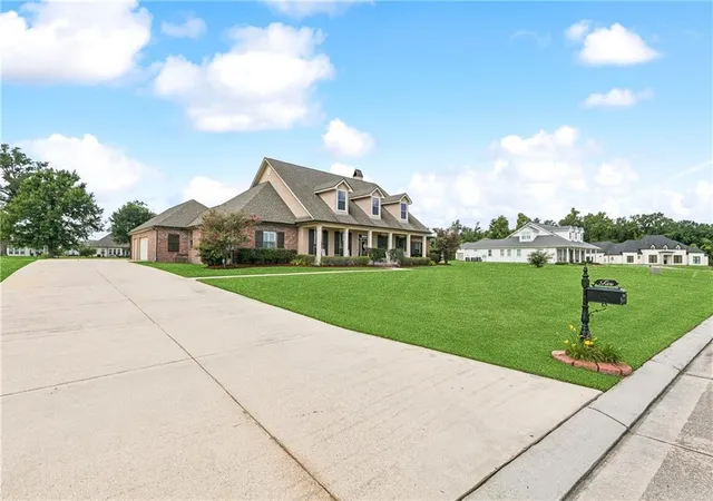 Photo 2 of Single family home for sale at 5 W Kori Ln, Westwego, LA 70094 | MLS# 2568666 | Listing updated on 2026-08-11