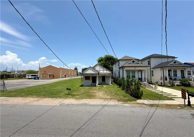 Listing Photo 2 - Condo for sale in building located at 3015 B Berwick St, New Orleans, LA 70121 - Unit #
