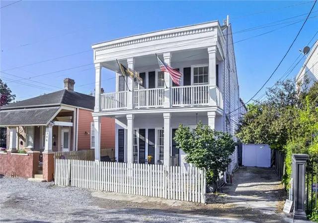 2nd image of 910 Pleasant St, New Orleans, LA 70115 | MLS# 2569151