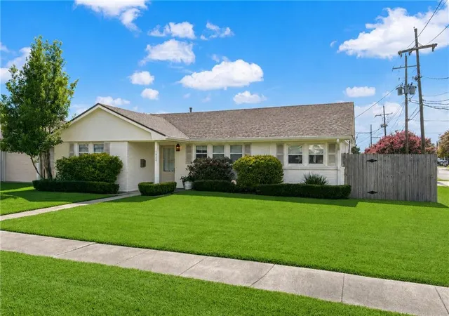 Photo 3 of Single family home for sale at 1824 Ridgelake Dr, Metairie, LA 70001 | MLS# 2568529 | Listing updated on 2026-09-30