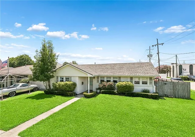 Photo 3 of Single family home for sale at 1824 Ridgelake Dr, Metairie, LA 70001 | MLS# 2568529 | Listing updated on 2026-09-30