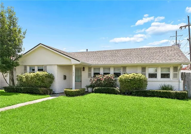 Photo 4 of Single family home for sale at 1824 Ridgelake Dr, Metairie, LA 70001 | MLS# 2568529 | Listing updated on 2026-09-30