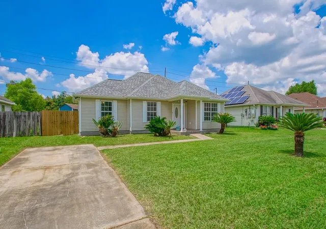 2nd image of 4236 Lac Bienville Dr, Harvey, LA 70058 | MLS# 2569738