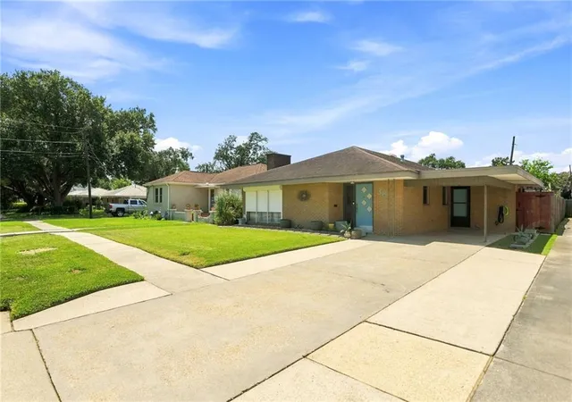 2nd image of 38 Willow Dr, Gretna, LA 70053 | MLS# 2569358