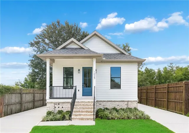 1st image of 1021 1023 Center St, Arabi, LA 70032 | MLS# 2568569