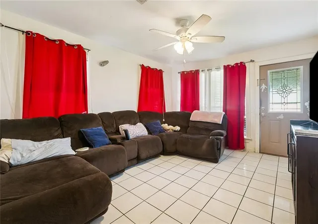 Photo 3 of Sale Pending at 21 Mason Dr, Gretna, LA 70053 | MLS# 2570204 | Listing updated on 2026-08-11