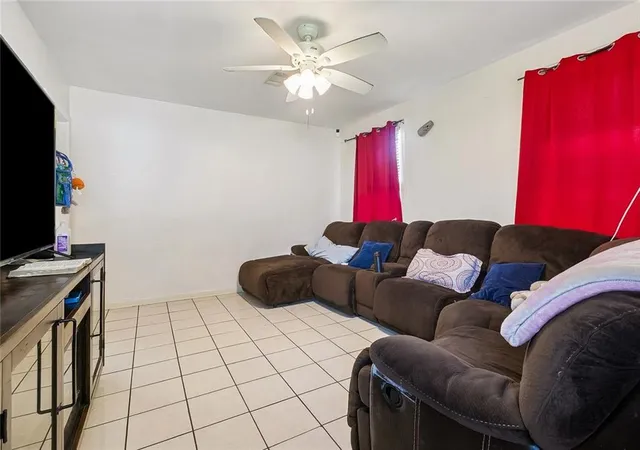 Photo 3 of Sale Pending at 21 Mason Dr, Gretna, LA 70053 | MLS# 2570204 | Listing updated on 2026-08-11