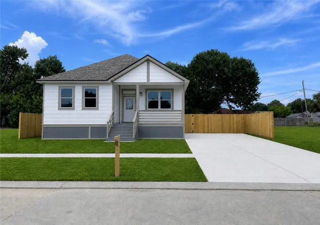 Photo 1 of Single family home for sale at 56 W Chalmette Cir, Chalmette, LA 70043 | MLS# 2570312 | Listing updated on 2026-08-25