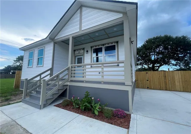 Photo 2 of Single family home for sale at 56 W Chalmette Cir, Chalmette, LA 70043 | MLS# 2570312 | Listing updated on 2026-08-25