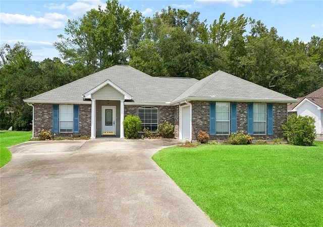 Photo 1 of Single family home for sale at 20369 Rue Jondolyn Dr, Ponchatoula, LA 70454 | MLS# 2570386 | Listing updated on 2026-08-23