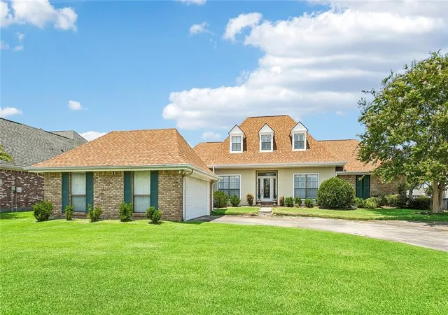 Photo 2 of Single family home for sale at 10 La Quinta Dr, Slidell, LA 70458 | MLS# 2570494 | Listing updated on 2026-08-20