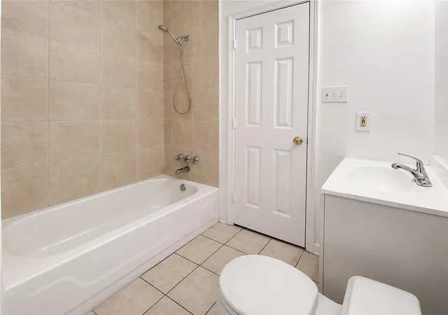 Listing Photo 4 - Condo for sale in building located at 917 W Monterey Ct, Gretna, LA 70056