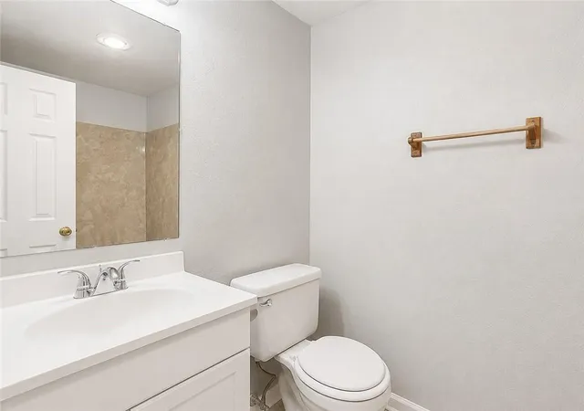 Listing Photo 5 - Condo for sale in building located at 929 W Monterey Ct, Gretna, LA 70056