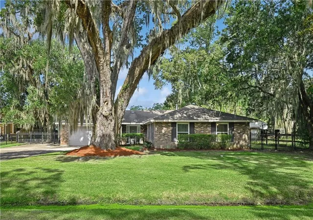 1st image of 230 Oak Ln, Mandeville, LA 70448 | MLS# 2570566