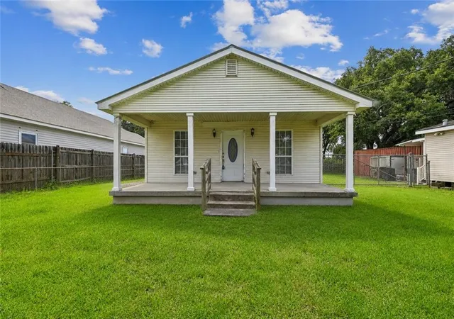 Photo 1 of Single family home for sale at 1045 Oak Ave, Bridge City, LA 70094 | MLS# 2568051 | Listing updated on 2026-08-08