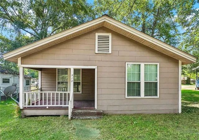 2nd image of 919 Avenue F Avenue, Bogalusa, LA 70427 | MLS# 2571155