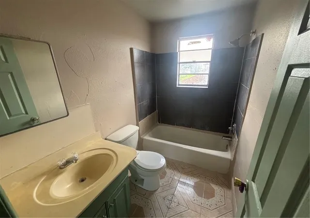 Listing Photo 5 - Condo for sale in building located at 1200 Aberdeen St, Harvey, LA 70058