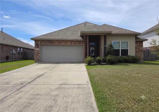Photo 1 of Single family home for sale at 260 E Lake Dr, Slidell, LA 70461 | MLS# 2571654 | Listing updated on 2026-08-12