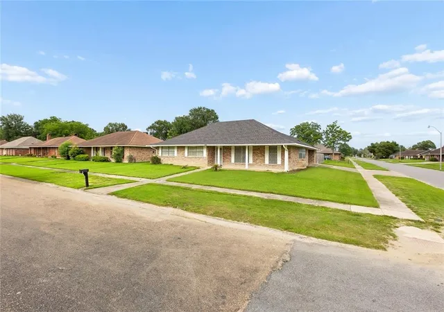 2nd image of 3634 Edgemont Dr, Baton Rouge, LA 70814 | MLS# 2572287