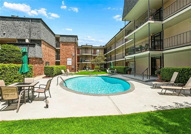2nd image of 2511 Metairie Lawn Dr, Metairie, LA 70002