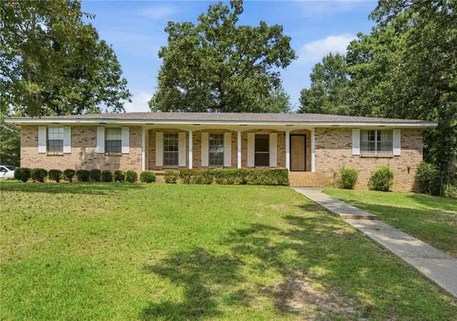 Photo 1 of Single family home for sale at 118 W Lakeside Dr, Hattiesburg, MS 39402 | MLS# 2571364 | Listing updated on 2026-08-15