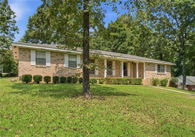 Photo 2 of Single family home for sale at 118 W Lakeside Dr, Hattiesburg, MS 39402 | MLS# 2571364 | Listing updated on 2026-08-15
