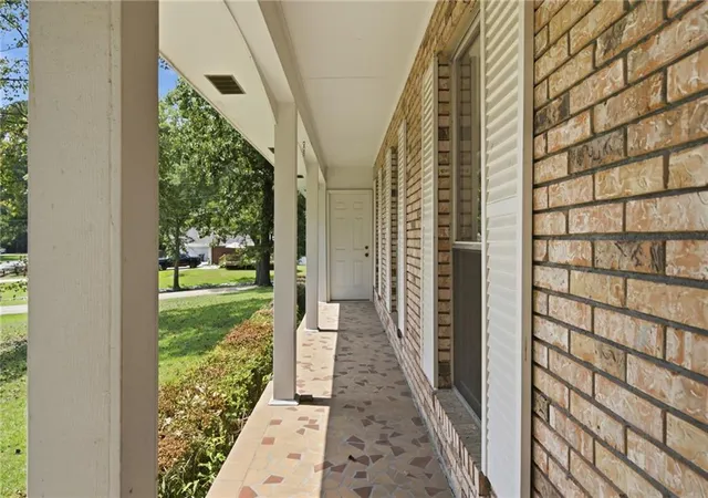Photo 3 of Single family home for sale at 118 W Lakeside Dr, Hattiesburg, MS 39402 | MLS# 2571364 | Listing updated on 2026-08-15